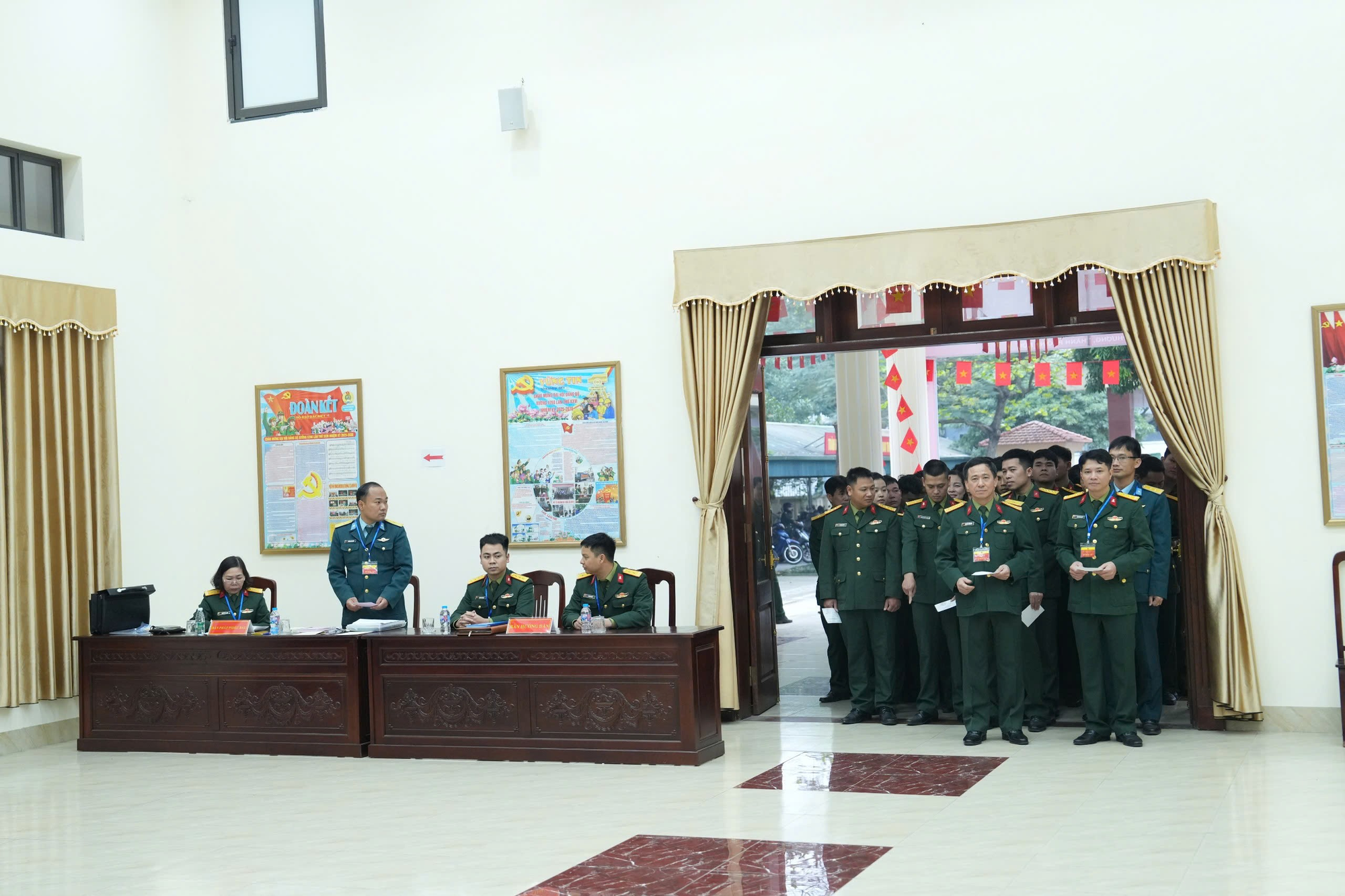 Khu vực bỏ phiếu số 30 đạt 100% số cử tri đi bầu sớm nhất xã Đan Phượng- Ảnh 1.