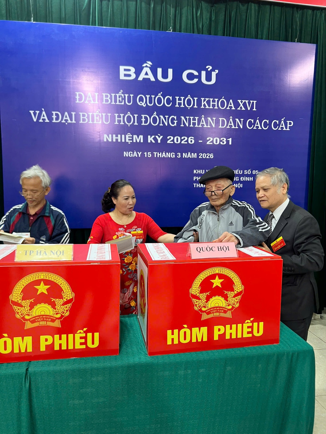 Những cử tri đặc biệt trong ngày hội bầu cử tại phường Khương Đình- Ảnh 1.