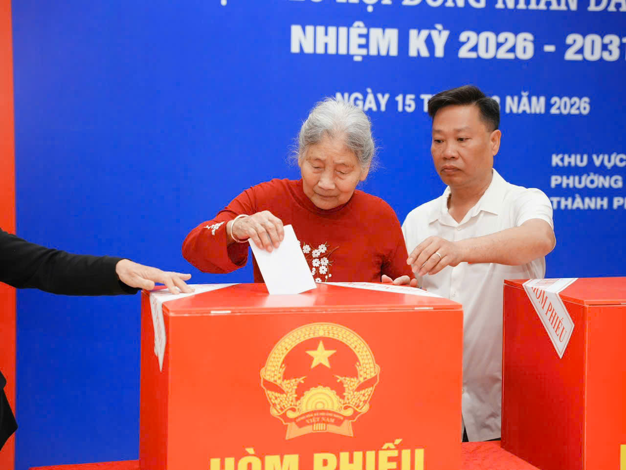 Những cử tri đặc biệt trong ngày hội bầu cử tại phường Khương Đình- Ảnh 2.