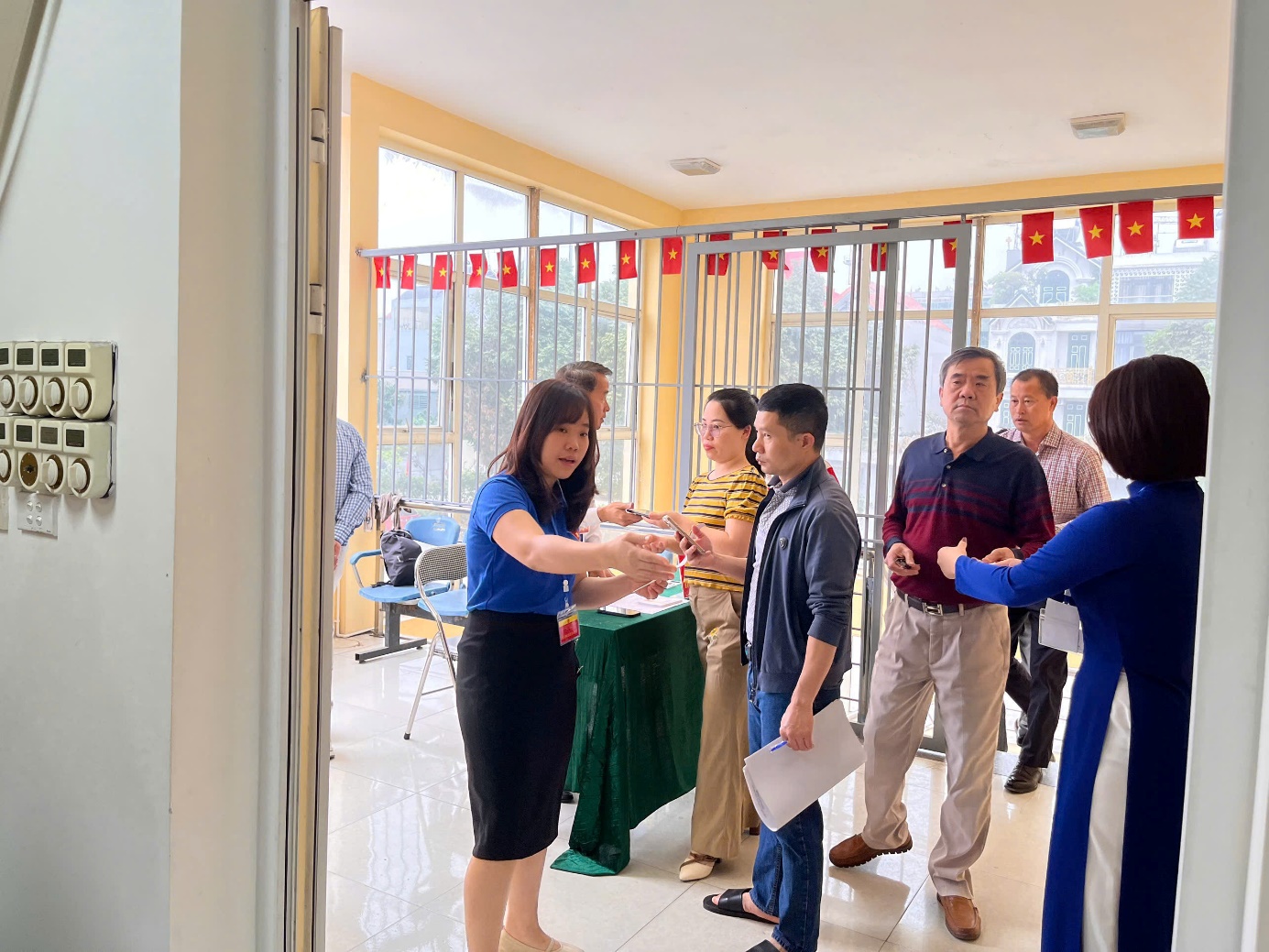 A group of people standing in a room  AI-generated content may be incorrect.