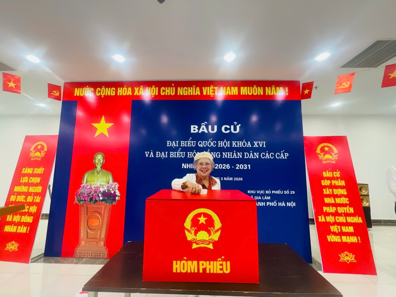 A person standing behind a podium  AI-generated content may be incorrect.