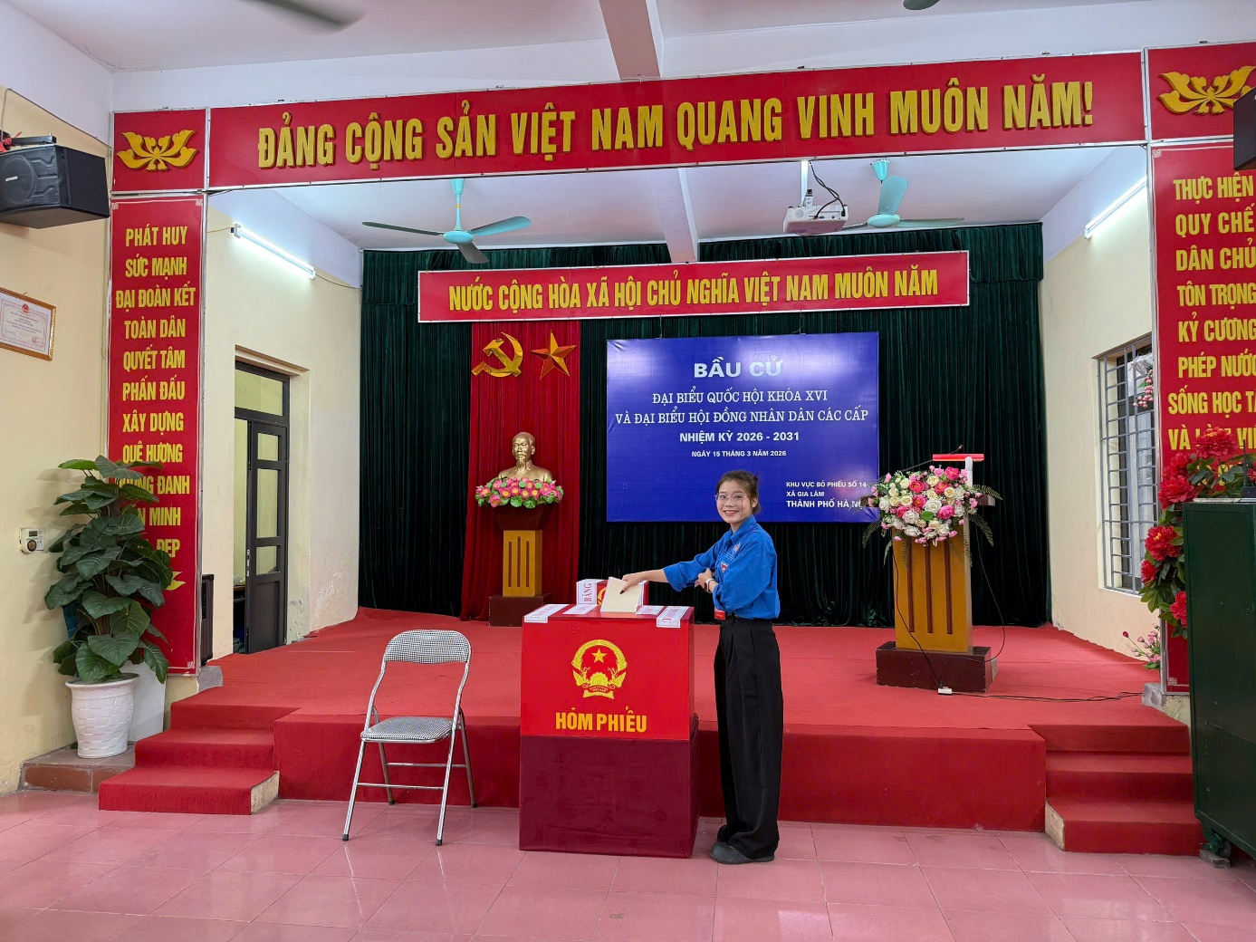 A person standing at a podium  AI-generated content may be incorrect.