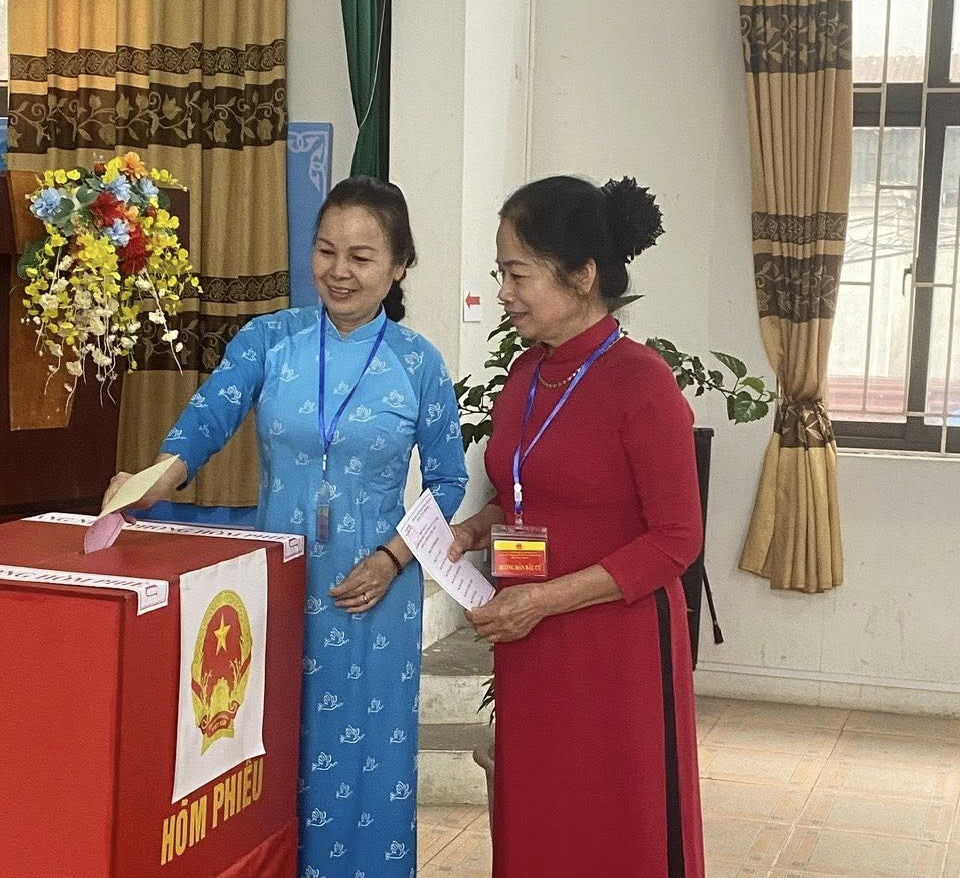 A couple of women standing next to a box  AI-generated content may be incorrect.