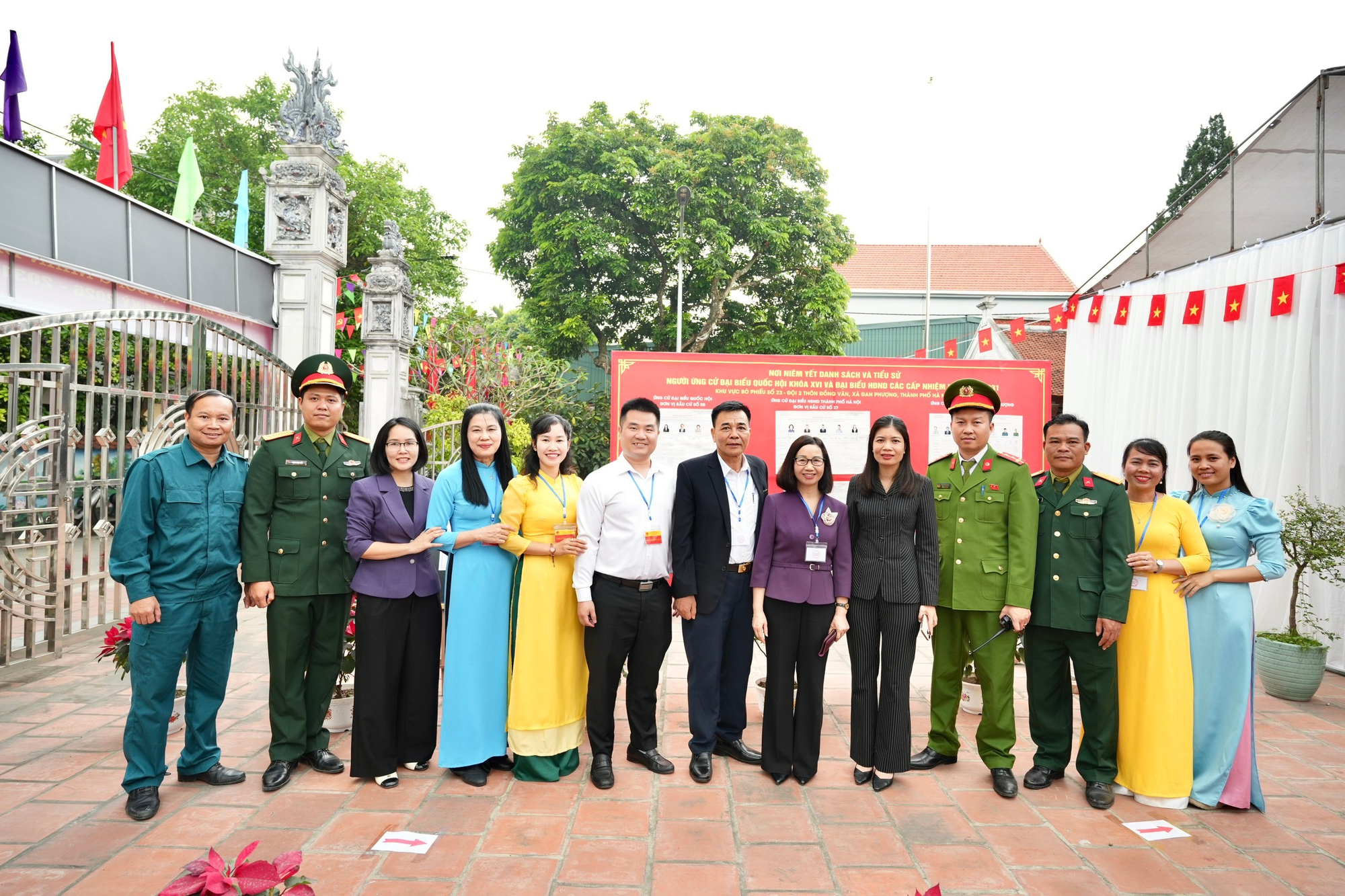 Lãnh đạo xã Đan Phượng kiểm tra, động viên các tổ bầu cử trong ngày bầu cử- Ảnh 1.