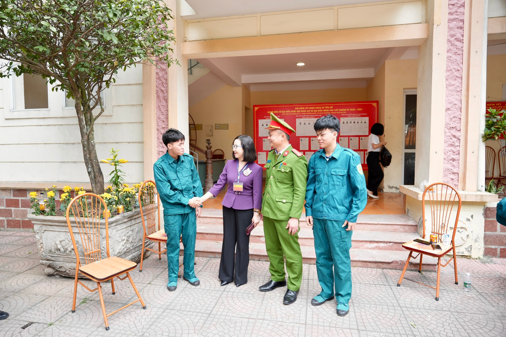 Lãnh đạo xã Đan Phượng kiểm tra, động viên các tổ bầu cử trong ngày bầu cử- Ảnh 2.