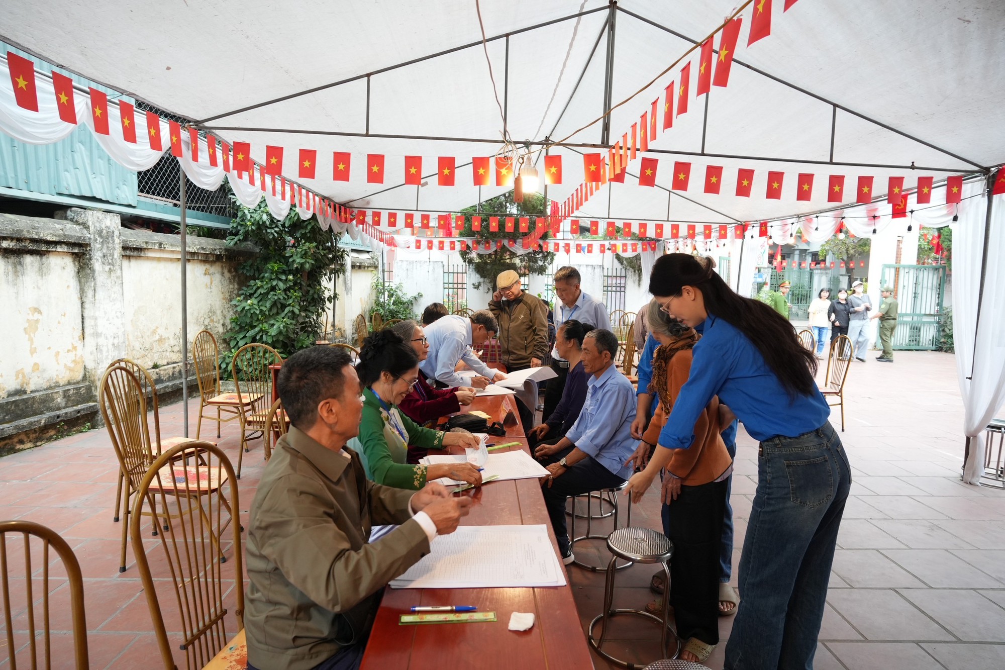 Lãnh đạo xã Đan Phượng kiểm tra, động viên các tổ bầu cử trong ngày bầu cử- Ảnh 3.