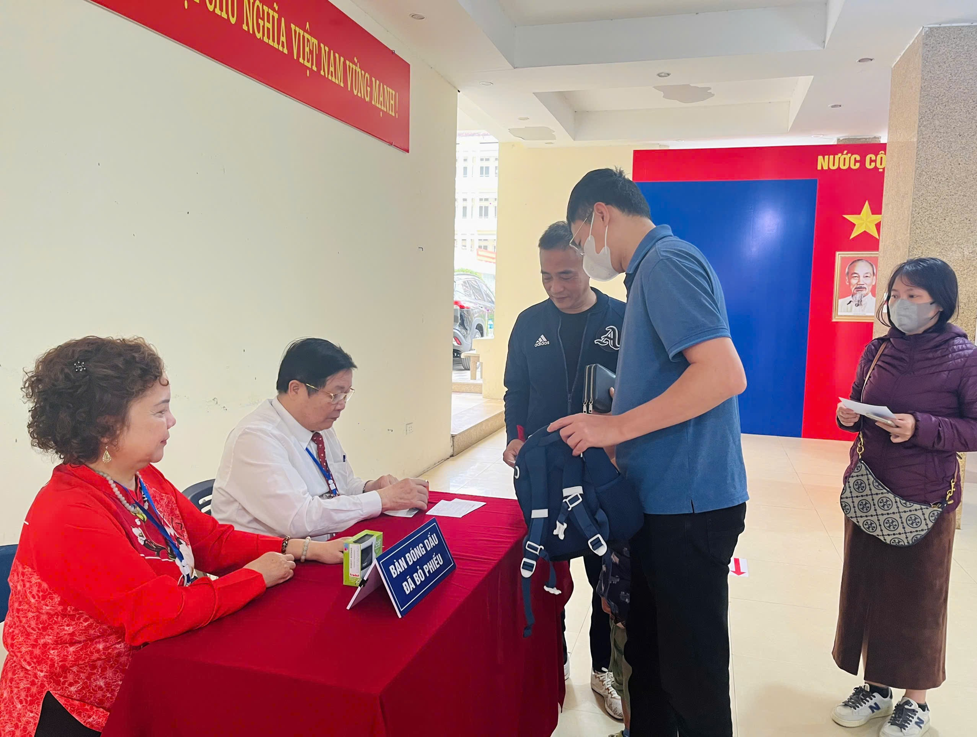 CỬ TRI PHƯỜNG PHƯƠNG LIỆT PHẤN KHỞI ĐI BẦU CỬ, TỶ LỆ BỎ PHIẾU ĐẠT TRÊN 95% TÍNH ĐẾN 16 GIỜ- Ảnh 1.