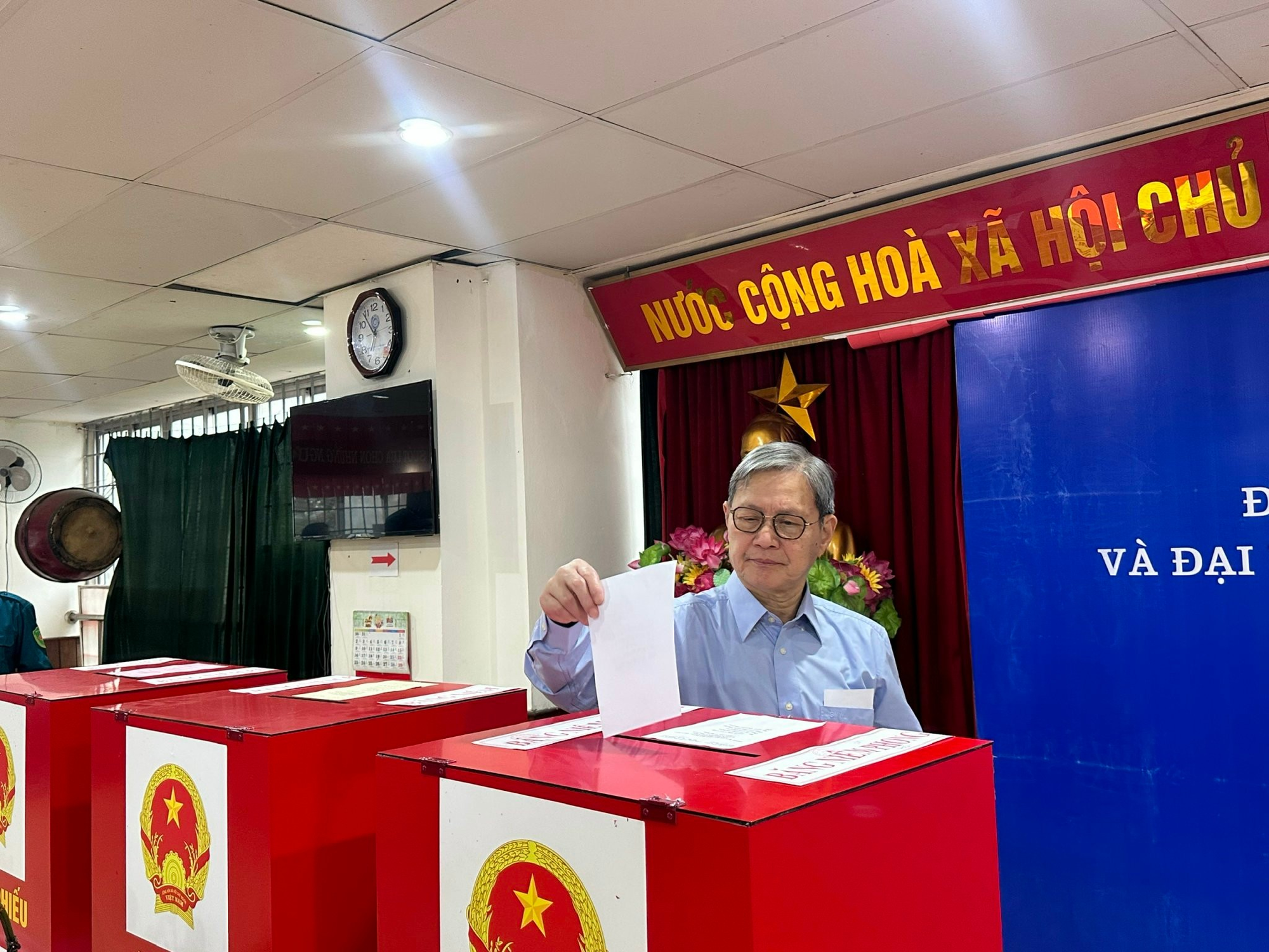 CỬ TRI PHƯỜNG PHƯƠNG LIỆT PHẤN KHỞI ĐI BẦU CỬ, TỶ LỆ BỎ PHIẾU ĐẠT TRÊN 95% TÍNH ĐẾN 16 GIỜ- Ảnh 2.