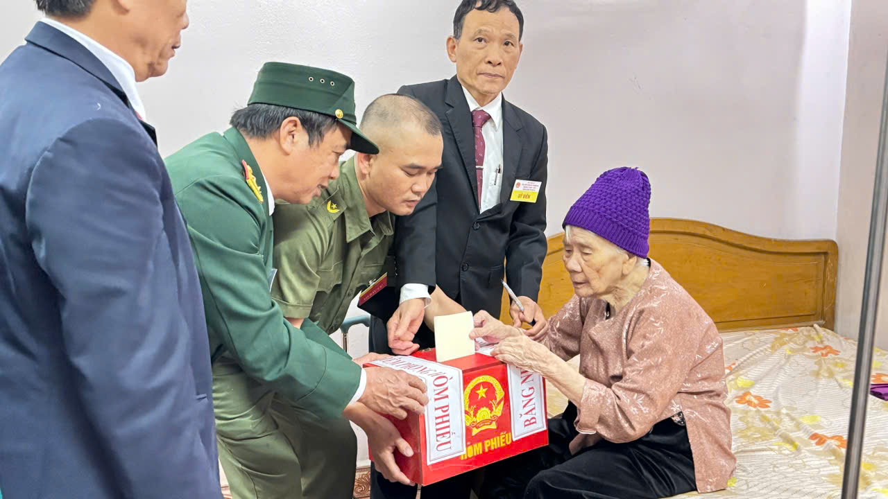 A group of people standing around a box  AI-generated content may be incorrect.