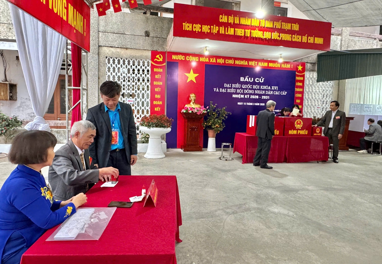 31 khu vực bỏ phiếu xã Hoài Đức đồng loạt khai mạc lúc 6h30- Ảnh 9.