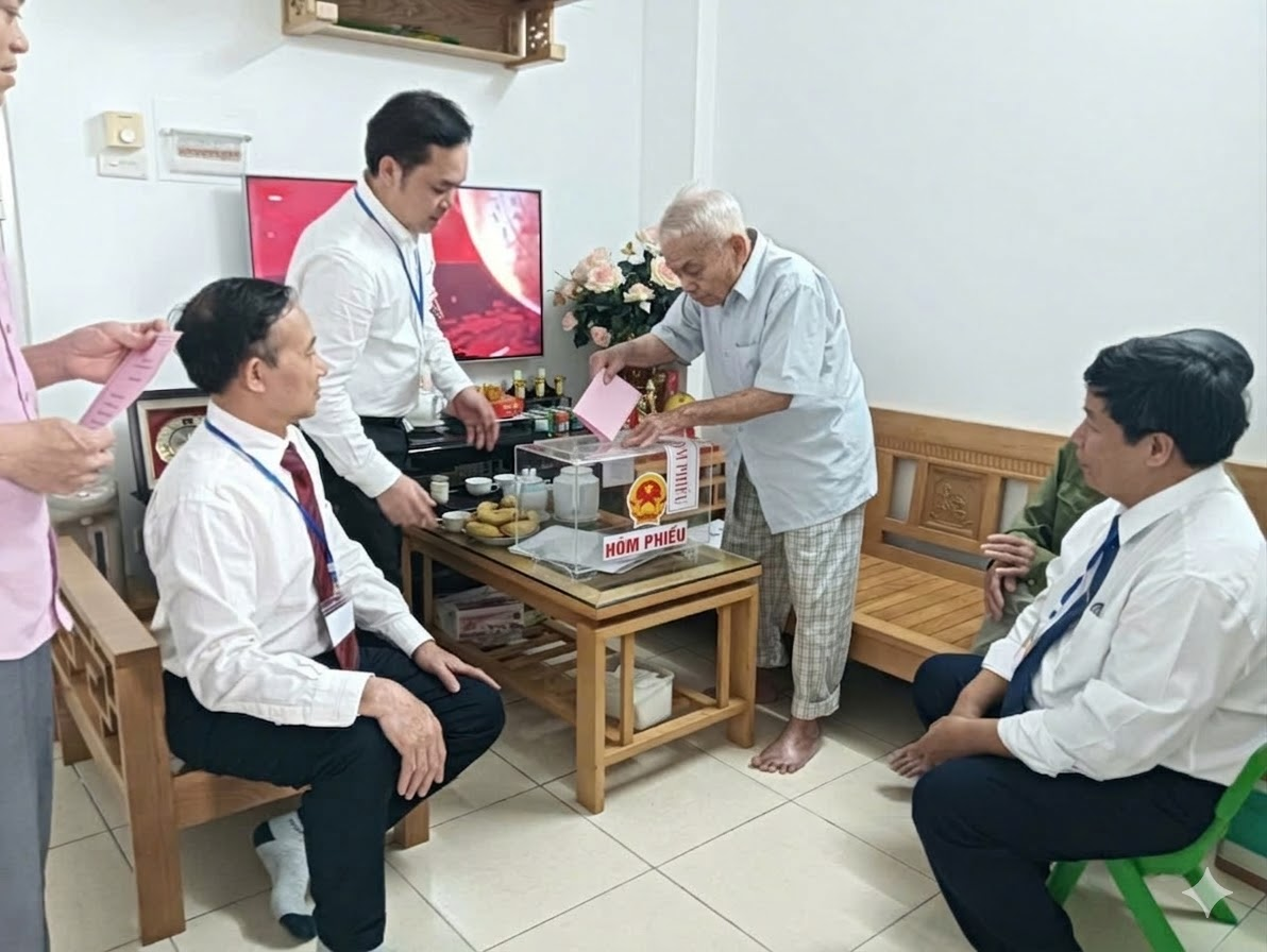 Phường Yên Hòa: Mang hòm phiếu phụ đến tận nhà cử tri cao tuổi- Ảnh 1.