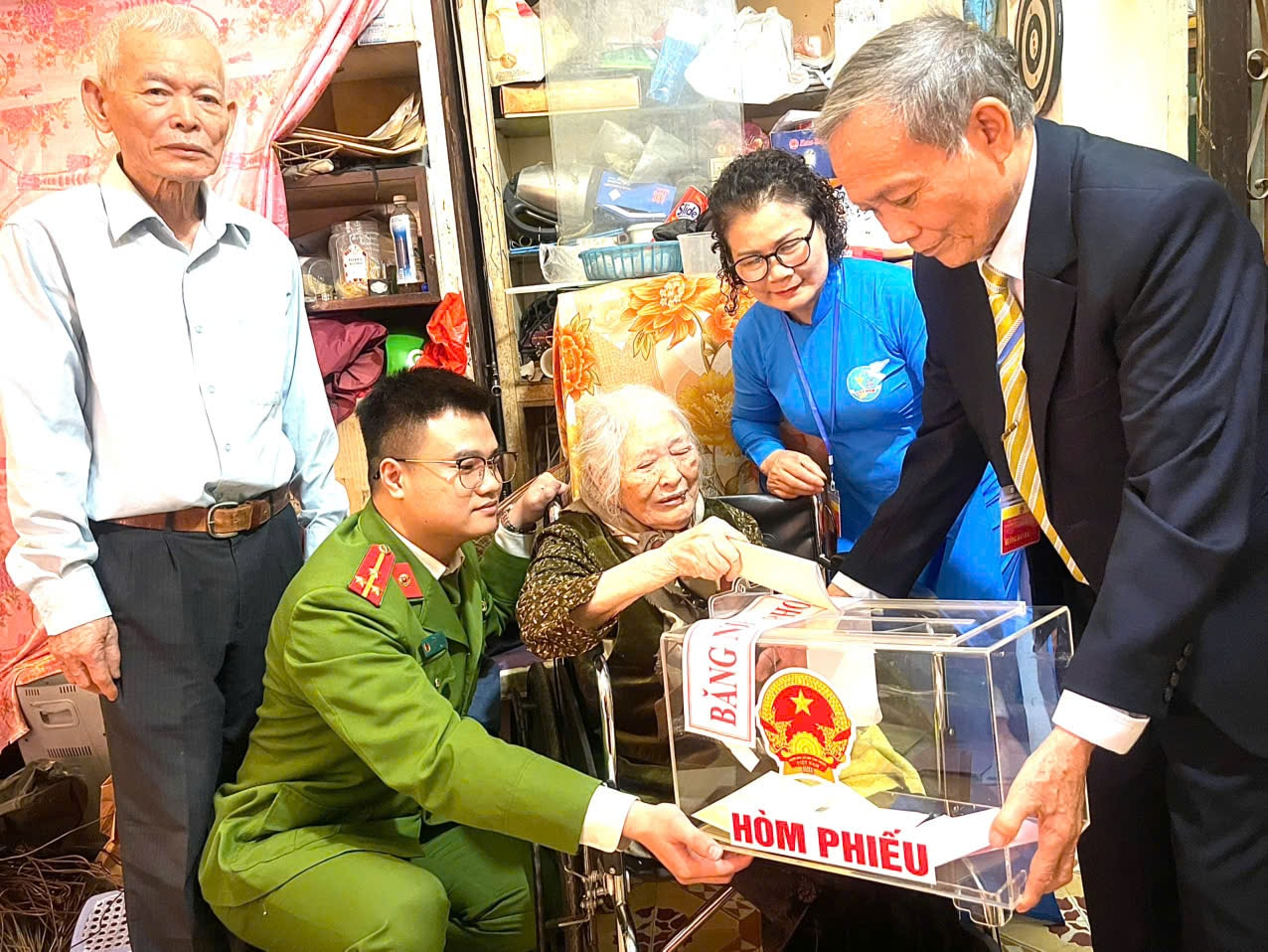 Phường Yên Hòa: Mang hòm phiếu phụ đến tận nhà cử tri cao tuổi- Ảnh 3.