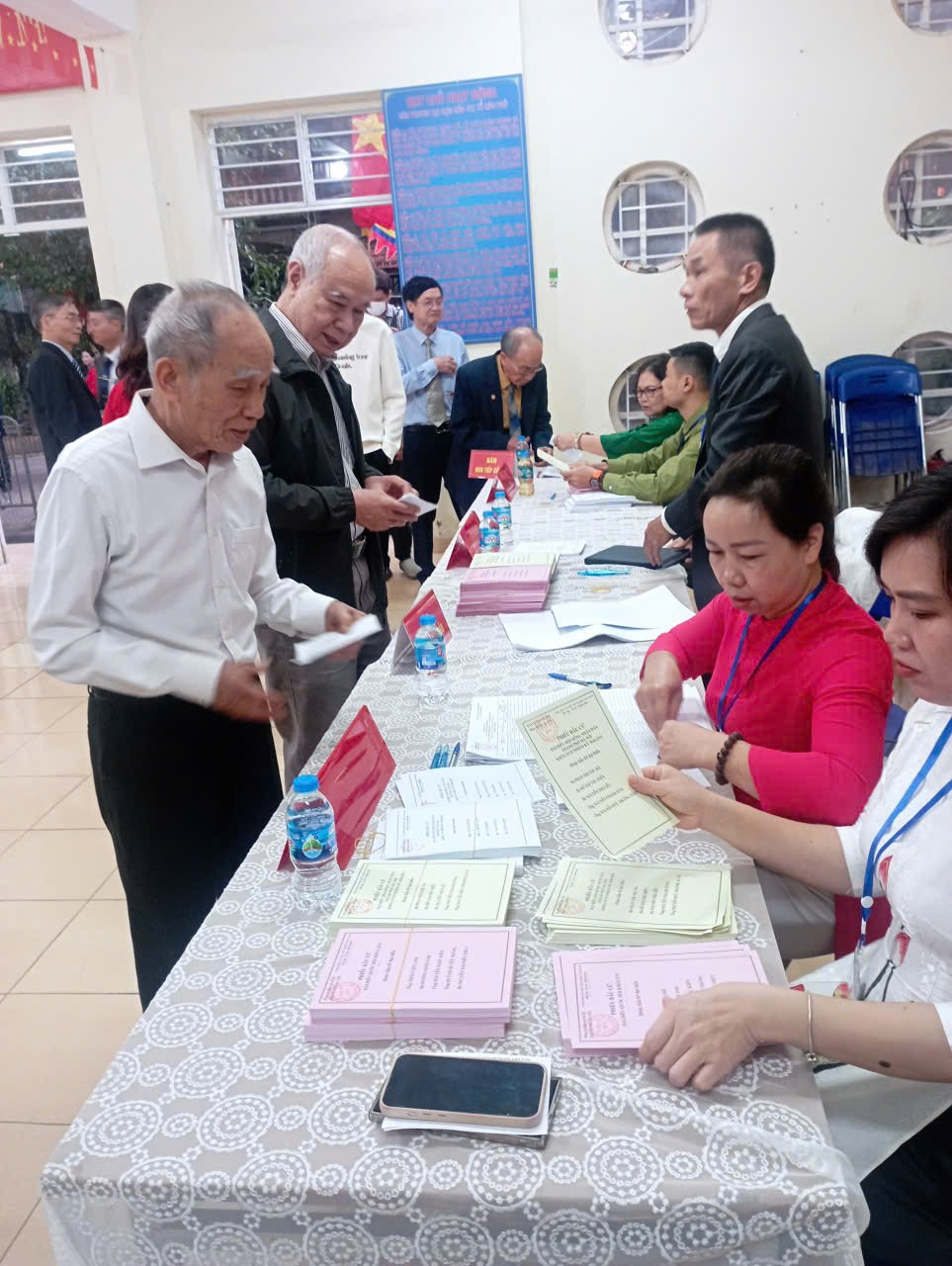 Yên Hòa ngày bầu cử: Ý Đảng lòng Dân quyện hòa trong từng lá phiếu- Ảnh 1.