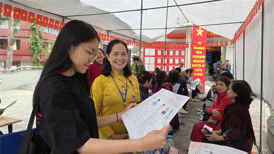 Yên Hòa ngày bầu cử: Ý Đảng lòng Dân quyện hòa trong từng lá phiếu- Ảnh 4.