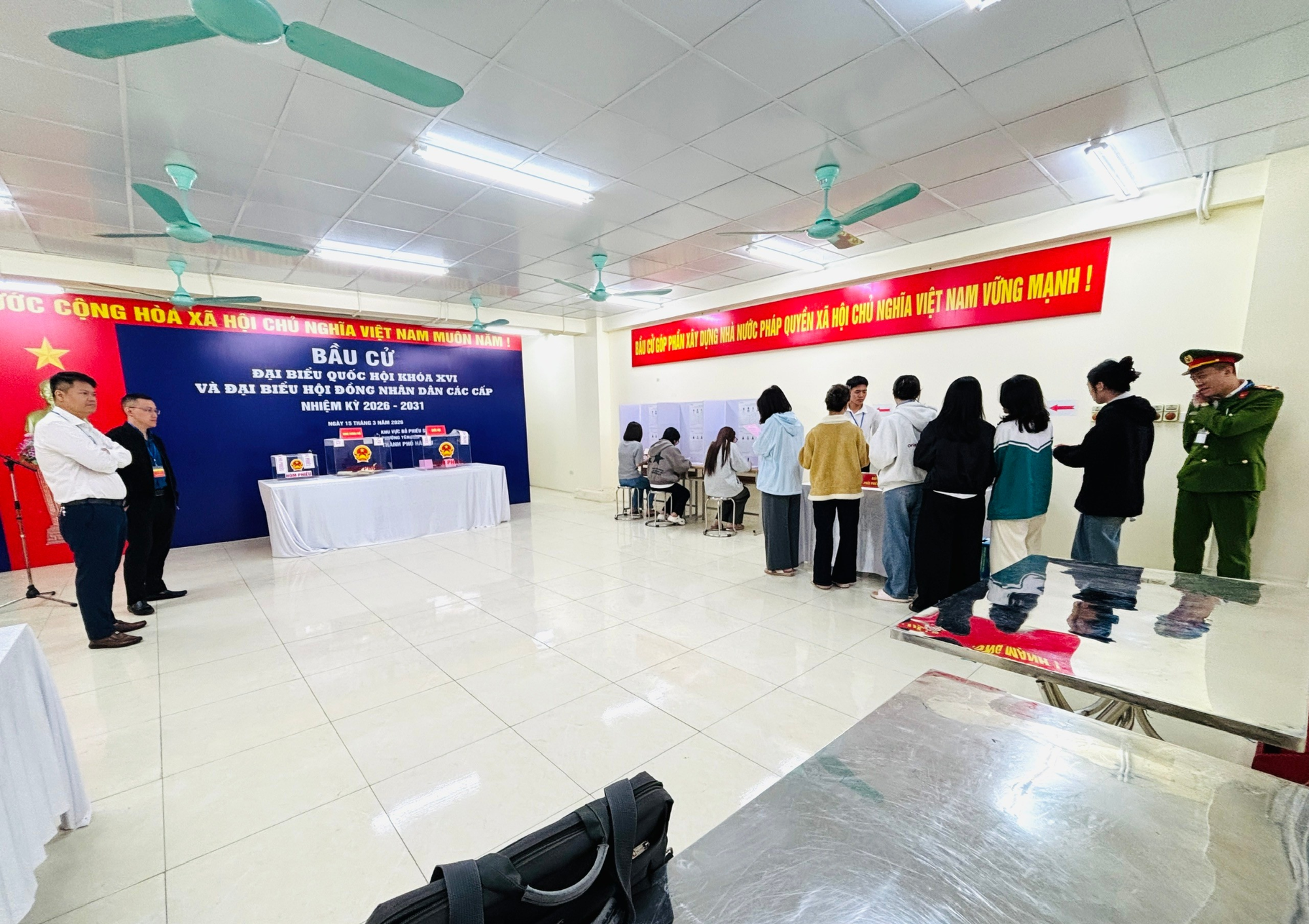 Yên Hòa ngày bầu cử: Ý Đảng lòng Dân quyện hòa trong từng lá phiếu- Ảnh 5.