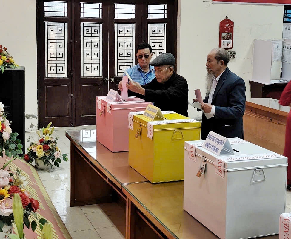 Đồng chí Phó Chủ tịch HĐND xã Xuân Mai dự khai mạc tại khu vực bầu cử số 12 thôn Trí Thủy- Ảnh 2.