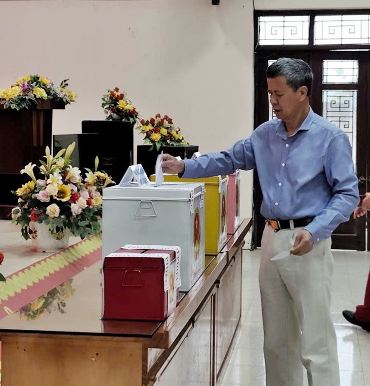 Đồng chí Phó Chủ tịch HĐND xã Xuân Mai dự khai mạc tại khu vực bầu cử số 12 thôn Trí Thủy- Ảnh 3.