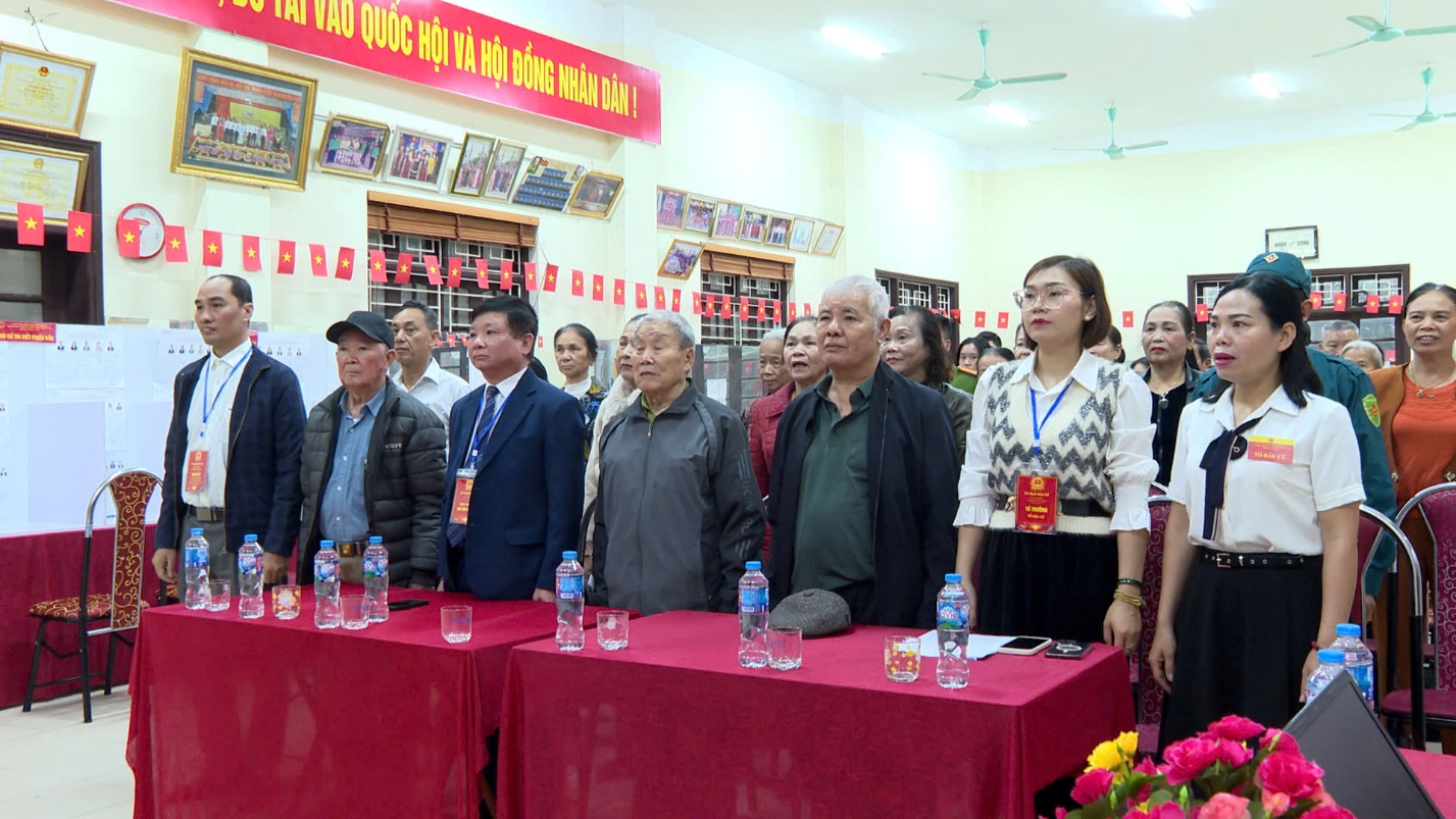 Đồng chí Trần Văn Nghĩa dự khai mạc, bỏ phiếu tại khu vực bầu cử thôn Dậu 1- Ảnh 1.