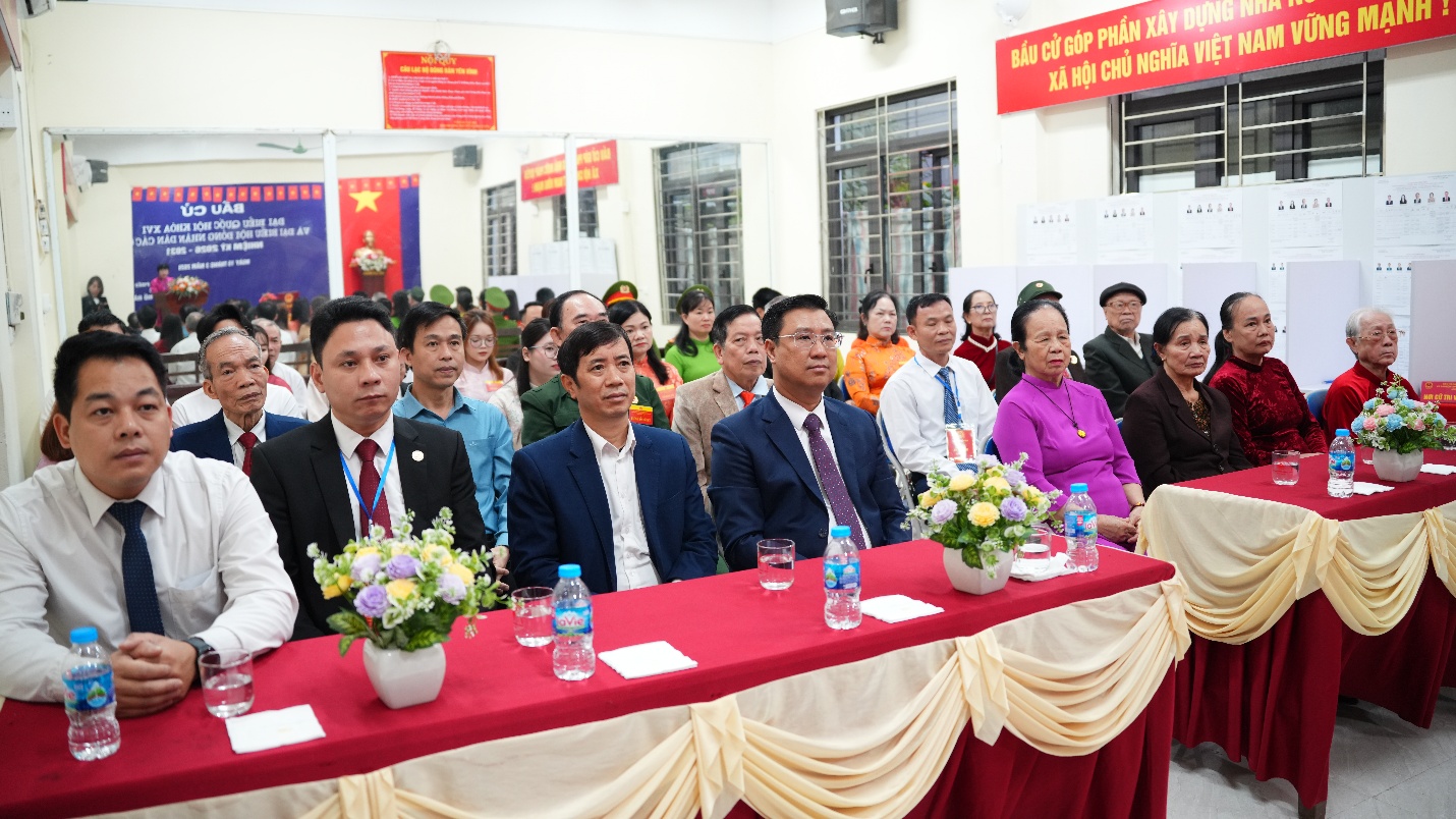 Đồng chí Nguyễn Thanh Bình - Bí thư Đảng ủy xã dự Lễ khai mạc bầu cử tại Khu vực bỏ phiếu số 31 thôn Yên Vĩnh- Ảnh 1.