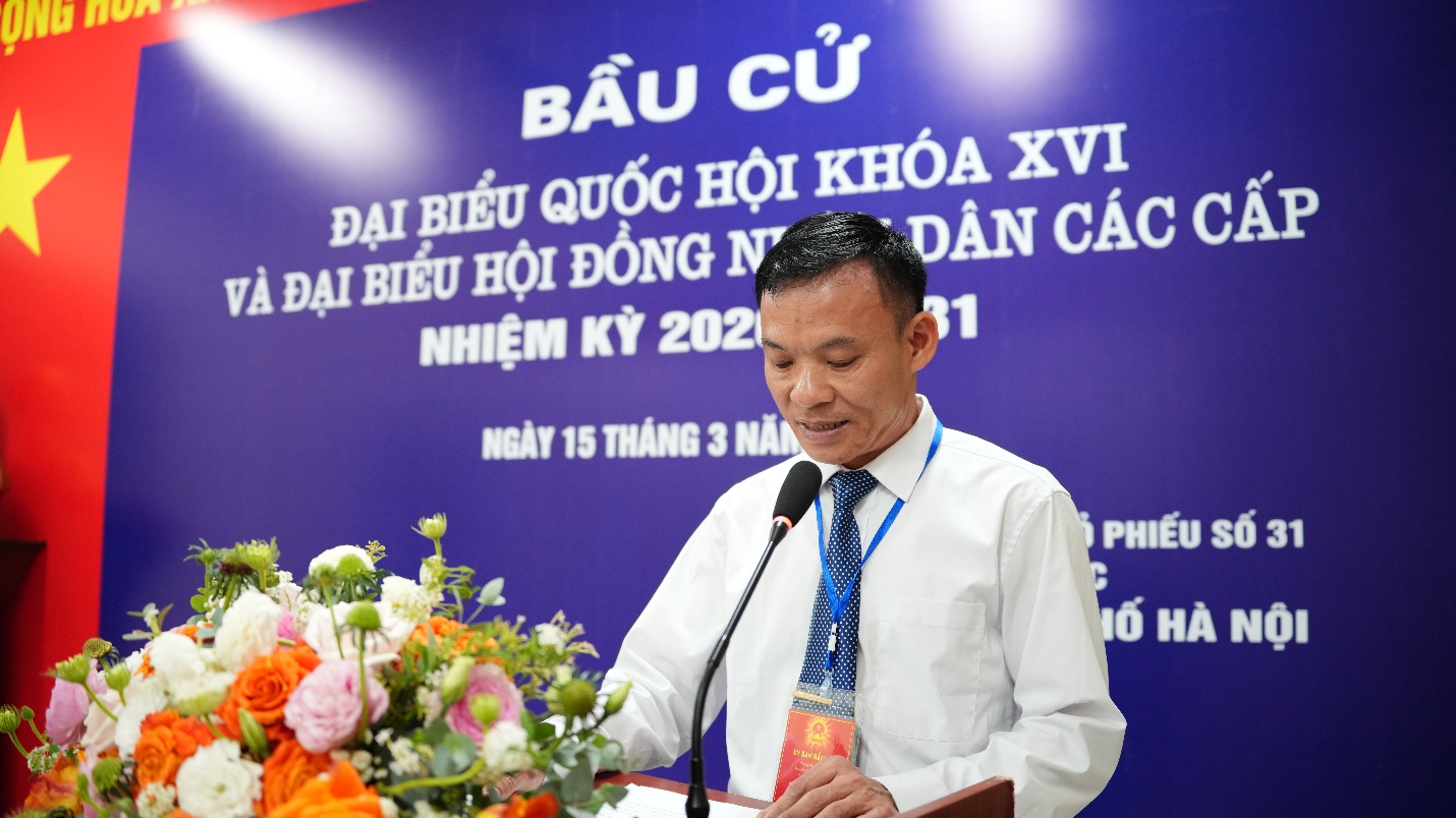 Đồng chí Nguyễn Thanh Bình - Bí thư Đảng ủy xã dự Lễ khai mạc bầu cử tại Khu vực bỏ phiếu số 31 thôn Yên Vĩnh- Ảnh 3.