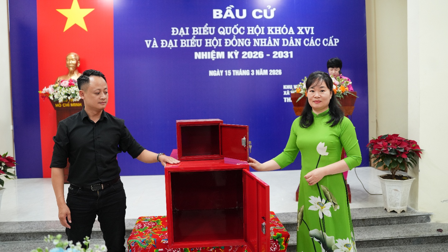 Đồng chí Nguyễn Thanh Bình - Bí thư Đảng ủy xã dự Lễ khai mạc bầu cử tại Khu vực bỏ phiếu số 31 thôn Yên Vĩnh- Ảnh 4.