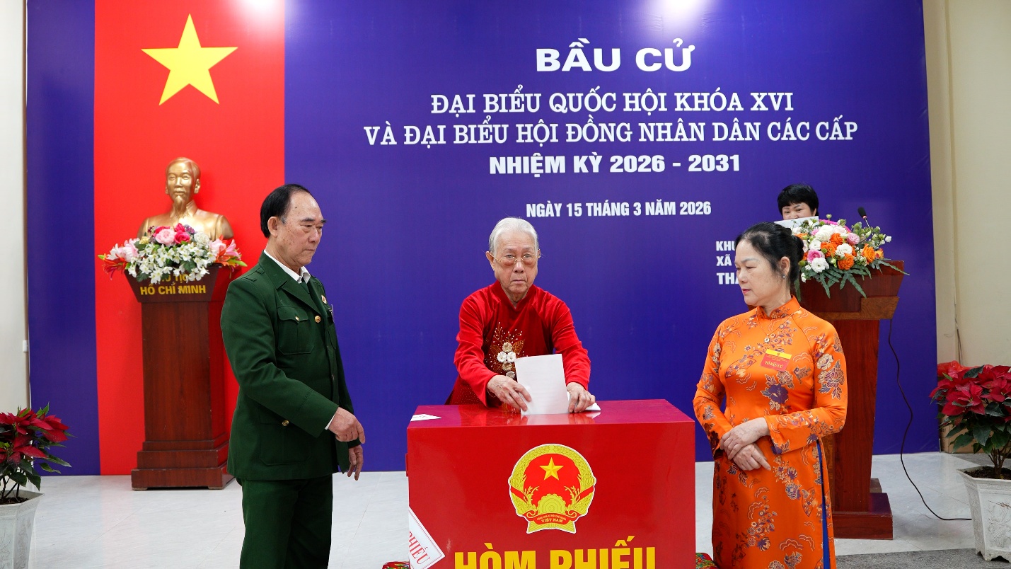 Đồng chí Nguyễn Thanh Bình - Bí thư Đảng ủy xã dự Lễ khai mạc bầu cử tại Khu vực bỏ phiếu số 31 thôn Yên Vĩnh- Ảnh 6.