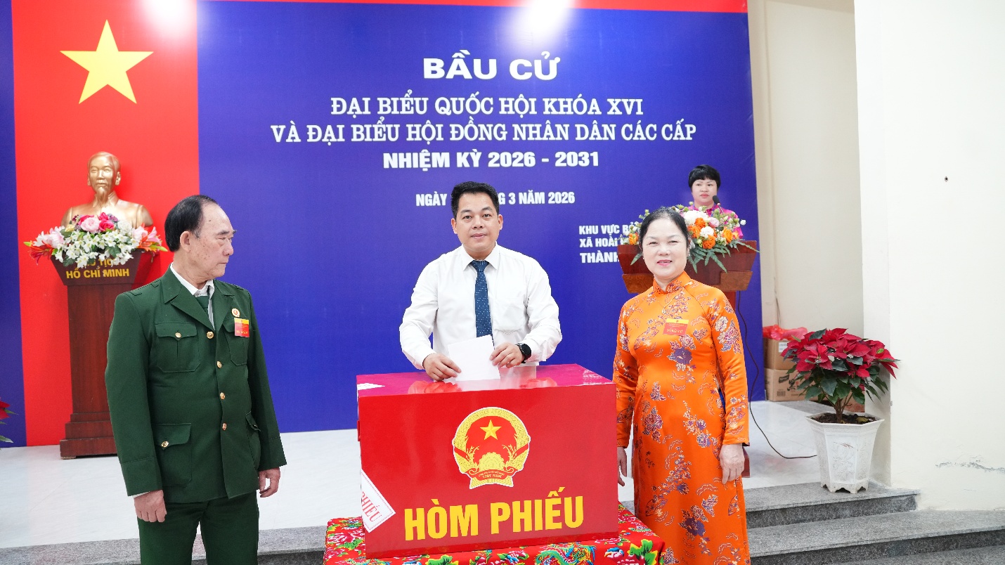 Đồng chí Nguyễn Thanh Bình - Bí thư Đảng ủy xã dự Lễ khai mạc bầu cử tại Khu vực bỏ phiếu số 31 thôn Yên Vĩnh- Ảnh 8.