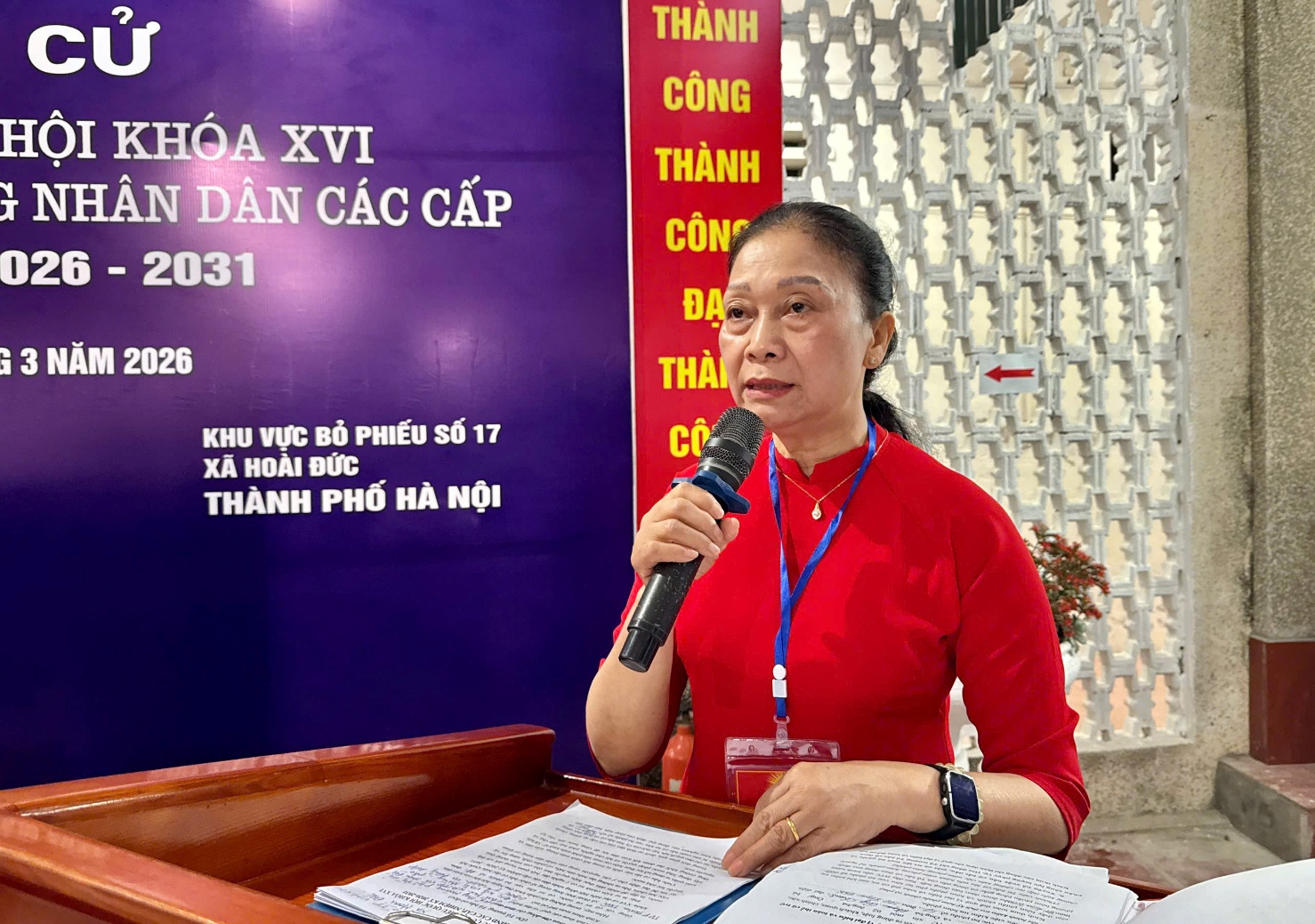 Đồng chí Nguyễn Huy Hoàng - Phó Bí thư Đảng uỷ, Chủ tịch UBND xã dự Lễ khai mạc bầu cử đại biểu Quốc hội khóa XVI và đại biểu HĐND các cấp nhiệm kỳ 2026-2031 tại khu vực bỏ phiếu số 17 Tổ dân phố Trạm trôi- Ảnh 2.