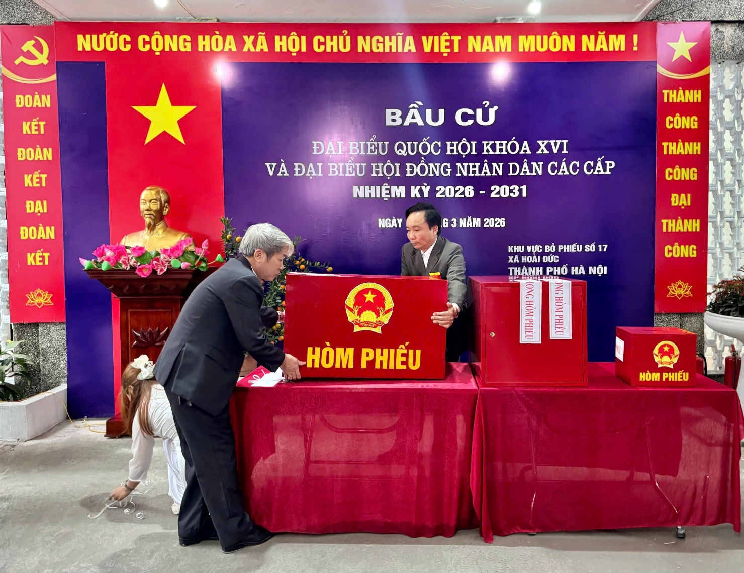 Đồng chí Nguyễn Huy Hoàng - Phó Bí thư Đảng uỷ, Chủ tịch UBND xã dự Lễ khai mạc bầu cử đại biểu Quốc hội khóa XVI và đại biểu HĐND các cấp nhiệm kỳ 2026-2031 tại khu vực bỏ phiếu số 17 Tổ dân phố Trạm trôi- Ảnh 3.