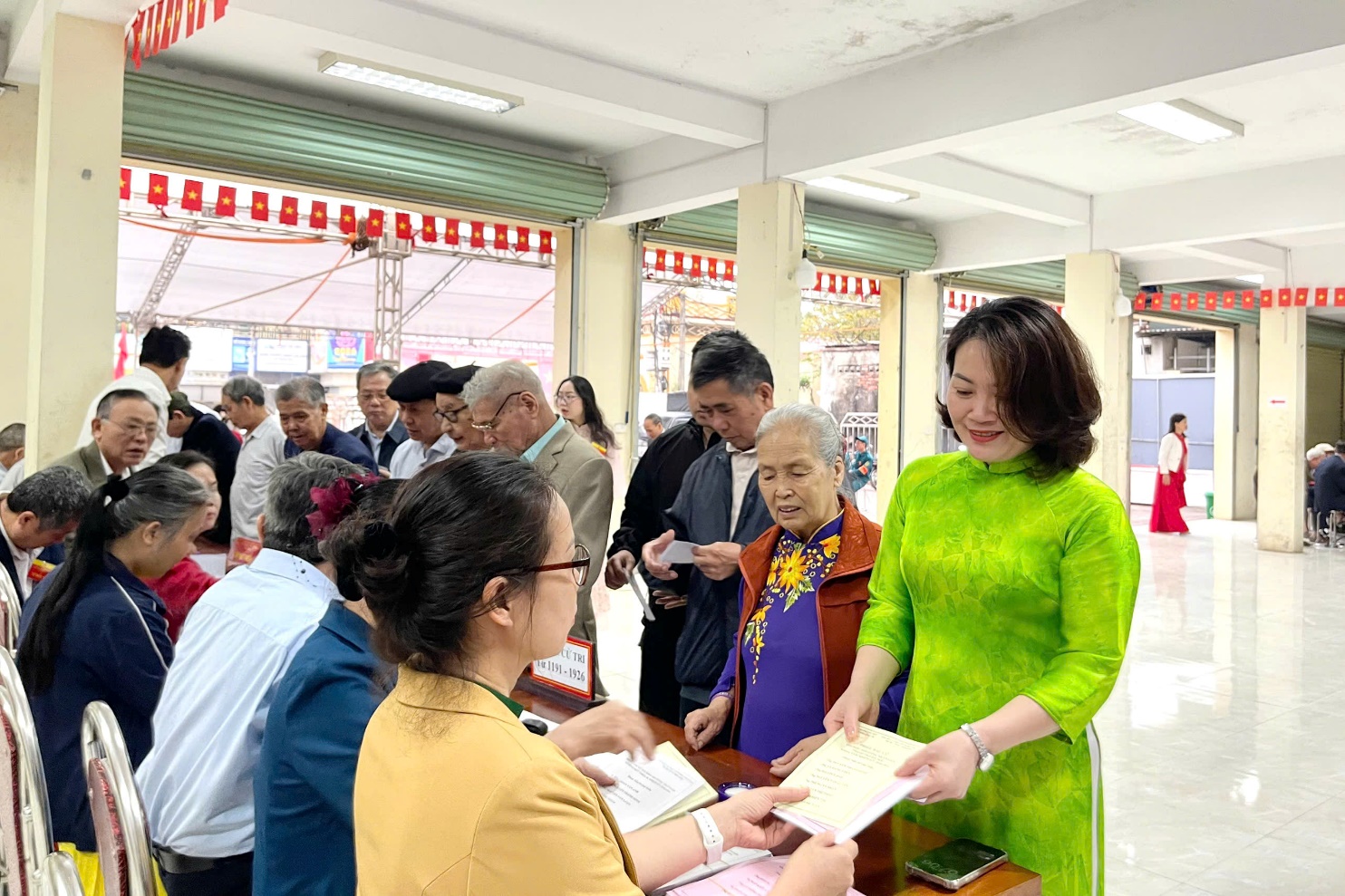 Không khí ngày bầu cử trên địa bàn xã Hoài Đức- Ảnh 1.