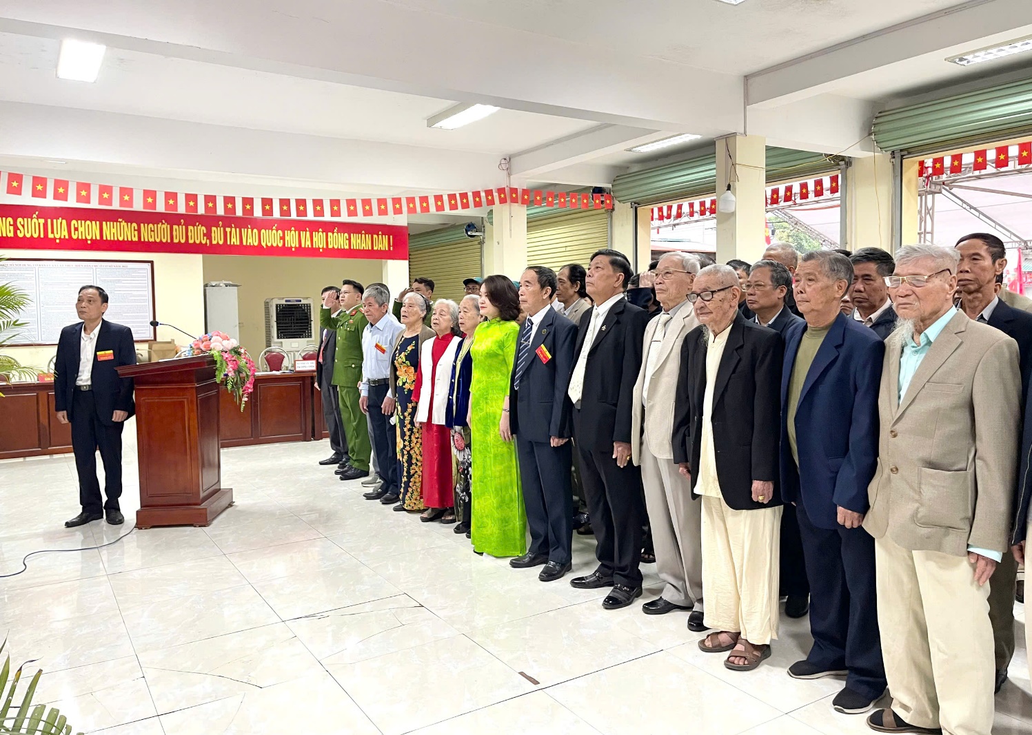 Đồng chí Đồng Thị Nga-UV BTV, Phó Chủ tịch UBND xã dự ngày hội bầu cử tại khu vực bỏ phiếu số 16-Nhà văn hóa thôn Giang Xá- Ảnh 1.