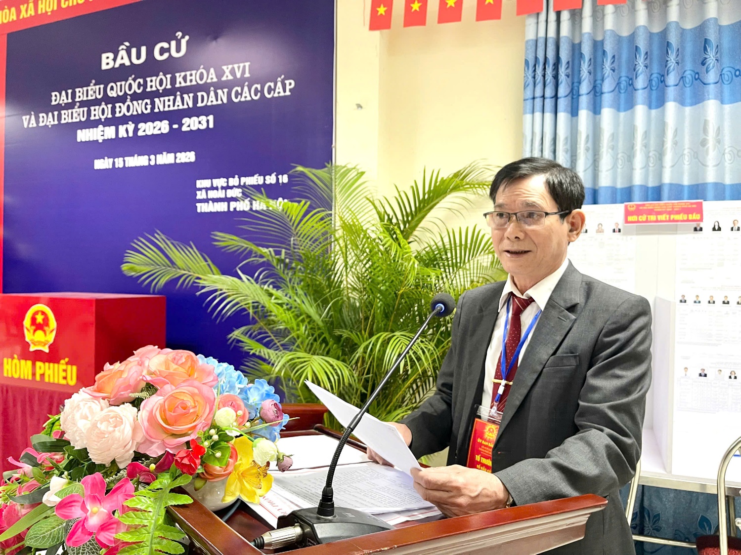 Đồng chí Đồng Thị Nga-UV BTV, Phó Chủ tịch UBND xã dự ngày hội bầu cử tại khu vực bỏ phiếu số 16-Nhà văn hóa thôn Giang Xá- Ảnh 2.