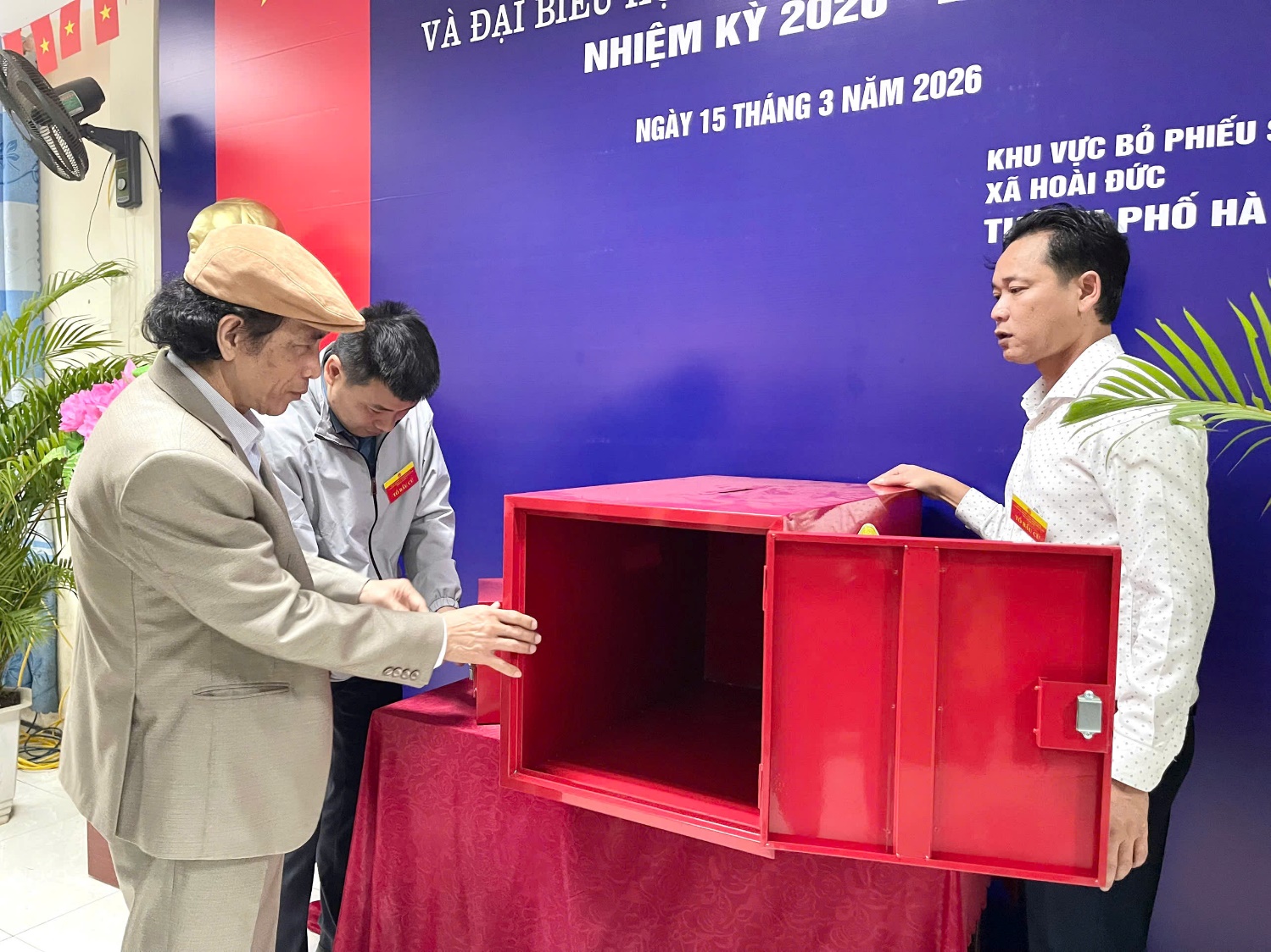 Đồng chí Đồng Thị Nga-UV BTV, Phó Chủ tịch UBND xã dự ngày hội bầu cử tại khu vực bỏ phiếu số 16-Nhà văn hóa thôn Giang Xá- Ảnh 3.