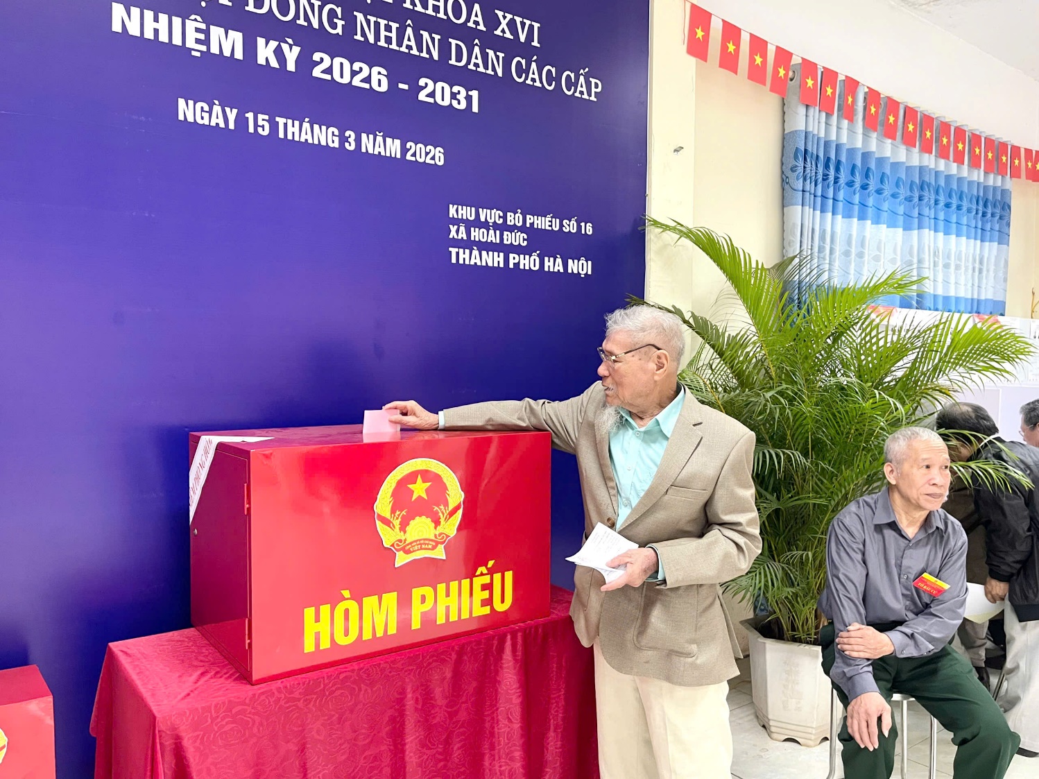 Đồng chí Đồng Thị Nga-UV BTV, Phó Chủ tịch UBND xã dự ngày hội bầu cử tại khu vực bỏ phiếu số 16-Nhà văn hóa thôn Giang Xá- Ảnh 4.