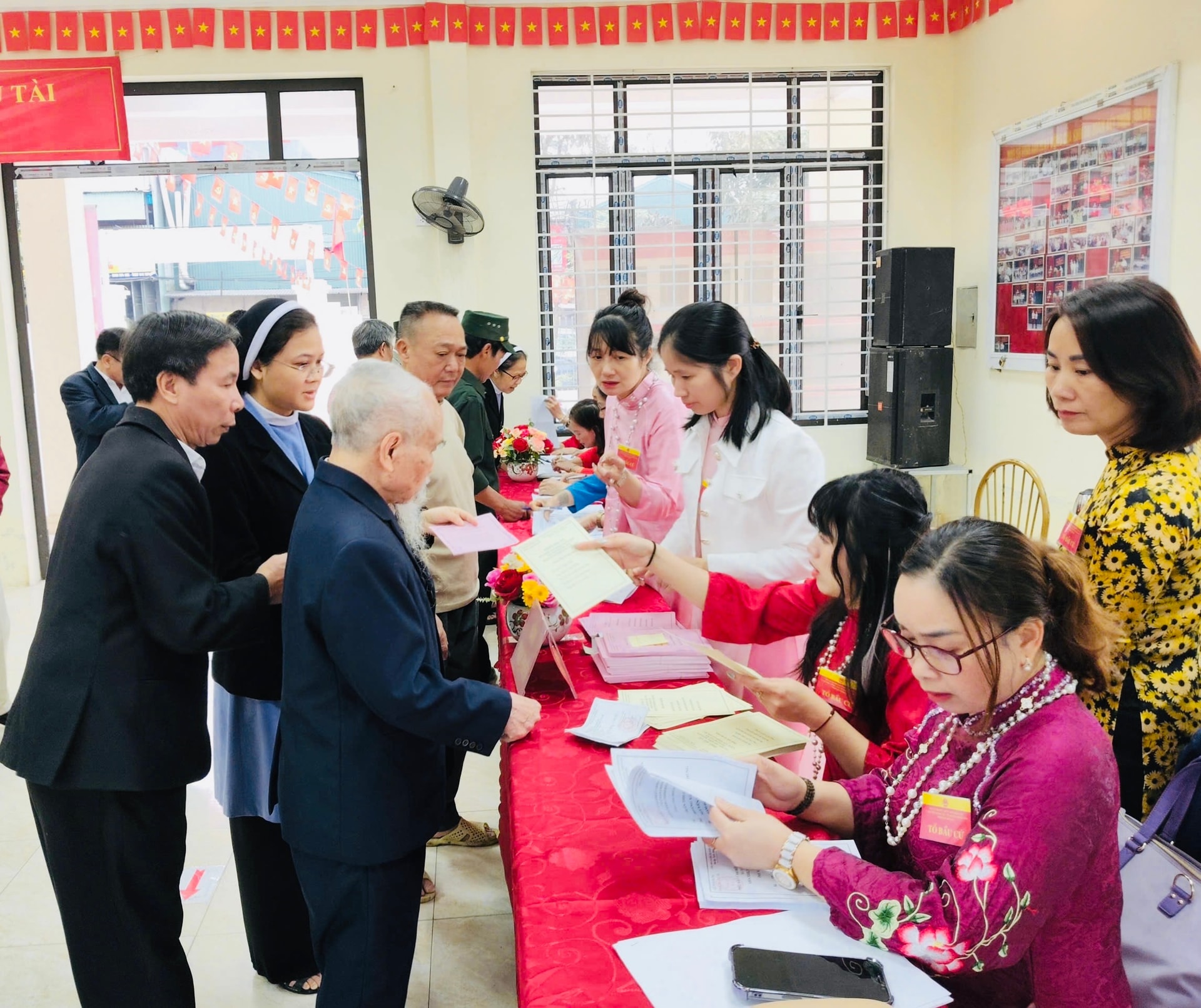 Tam Hưng: Hơn 88% cử tri đã tham gia bỏ phiếu- Ảnh 1.