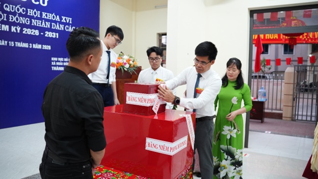 Đồng chí Nguyễn Thanh Bình - Bí thư Đảng ủy xã dự Lễ khai mạc bầu cử tại Khu vực bỏ phiếu số 31 thôn Yên Vĩnh- Ảnh 5.