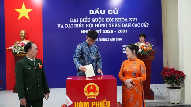 Đồng chí Nguyễn Thanh Bình - Bí thư Đảng ủy xã dự Lễ khai mạc bầu cử tại Khu vực bỏ phiếu số 31 thôn Yên Vĩnh- Ảnh 9.