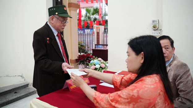 Đồng chí Nguyễn Thanh Bình - Bí thư Đảng ủy xã dự Lễ khai mạc bầu cử tại Khu vực bỏ phiếu số 31 thôn Yên Vĩnh- Ảnh 10.