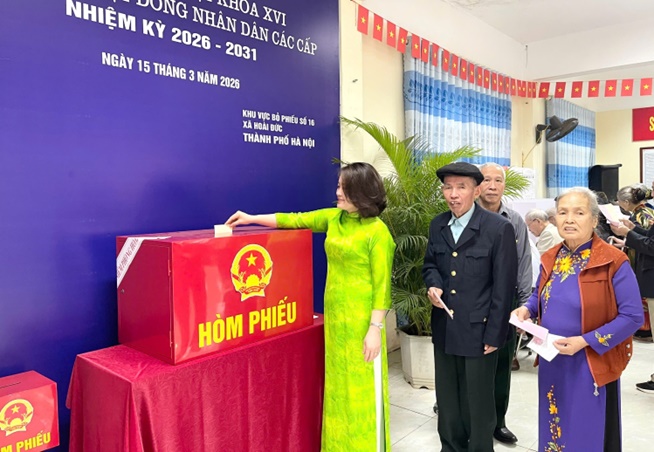 Đồng chí Đồng Thị Nga-UV BTV, Phó Chủ tịch UBND xã dự ngày hội bầu cử tại khu vực bỏ phiếu số 16-Nhà văn hóa thôn Giang Xá- Ảnh 6.