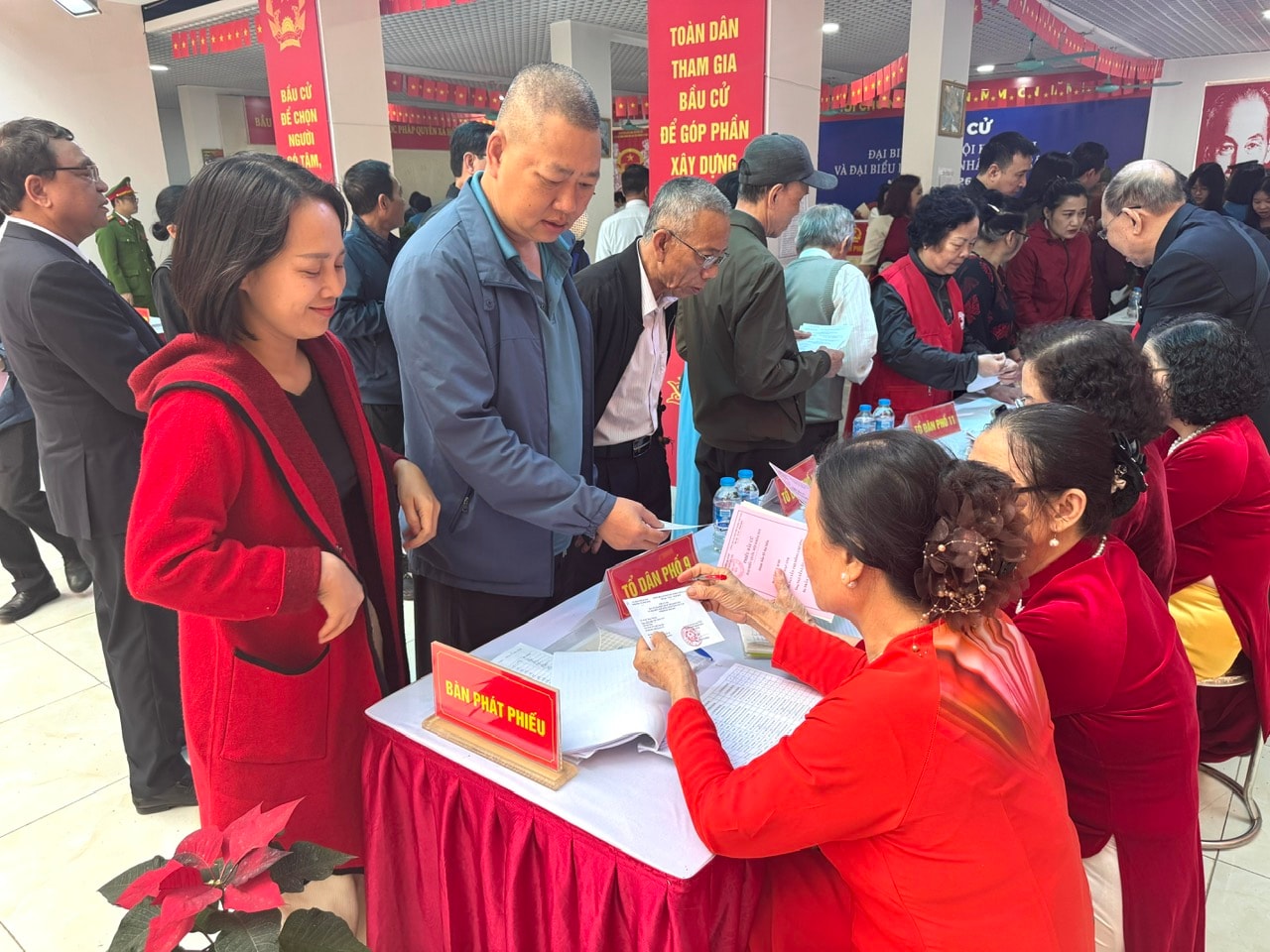 Phường Tương Mai: Cử tri nô nức tham gia Ngày hội non sông- Ảnh 5.