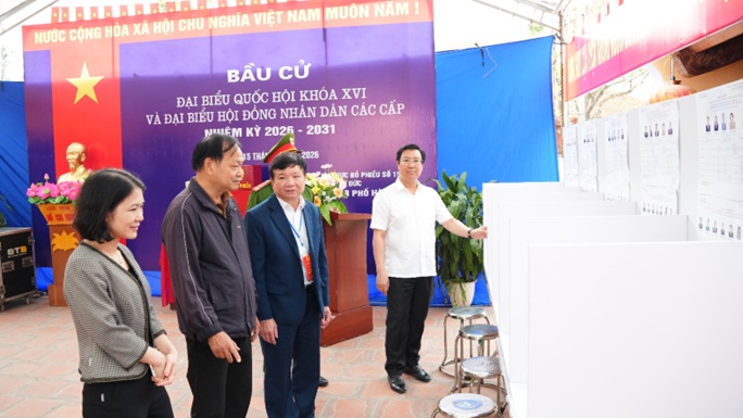 Lãnh đạo xã Hoài Đức thăm, tặng quà động viên các điểm bầu cử- Ảnh 1.