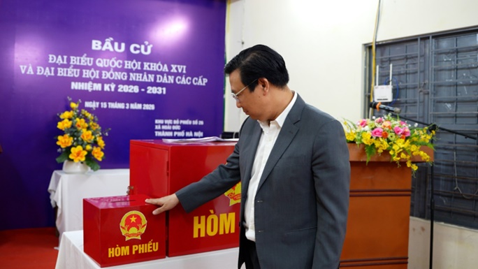 Lãnh đạo xã Hoài Đức thăm, tặng quà động viên các điểm bầu cử- Ảnh 2.