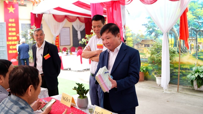 Lãnh đạo xã Hoài Đức thăm, tặng quà động viên các điểm bầu cử- Ảnh 3.
