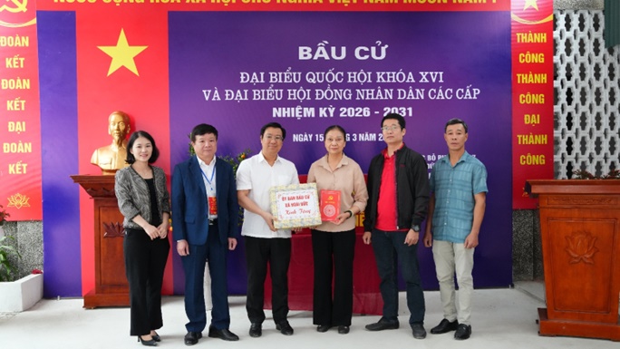 Lãnh đạo xã Hoài Đức thăm, tặng quà động viên các điểm bầu cử- Ảnh 5.