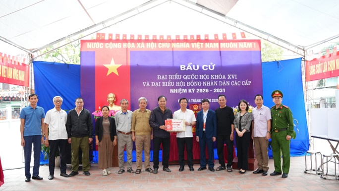 Lãnh đạo xã Hoài Đức thăm, tặng quà động viên các điểm bầu cử- Ảnh 7.