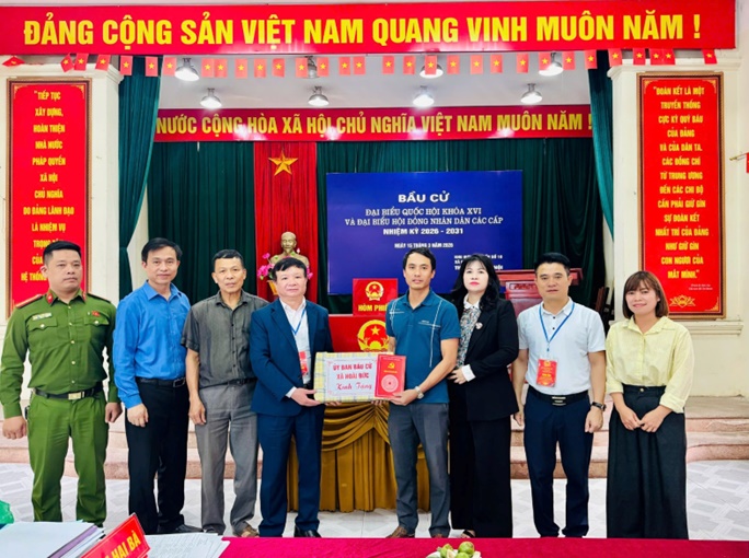 Lãnh đạo xã Hoài Đức thăm, tặng quà động viên các điểm bầu cử- Ảnh 8.