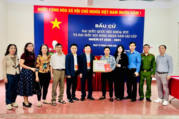 Lãnh đạo xã Hoài Đức thăm, tặng quà động viên các điểm bầu cử- Ảnh 10.