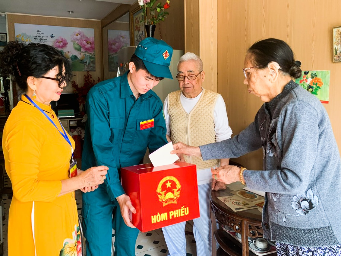 Hình ảnh xúc động của những cử tri đặc biệt ở phường Tây Hồ- Ảnh 2.