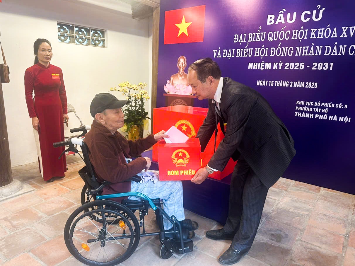 Hình ảnh xúc động của những cử tri đặc biệt ở phường Tây Hồ- Ảnh 1.