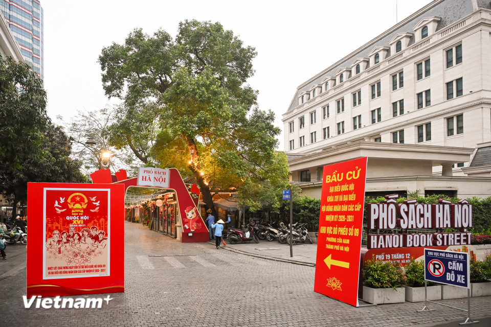 Người dân Thủ đô rạng rỡ đi bỏ phiếu trong 'ngày hội non sông' của cả nước- Ảnh 1.